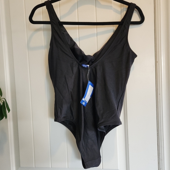 Hilor Women's V Neck One Piece Black Swimsuit Front Twist Low Back - Picture 4 of 4